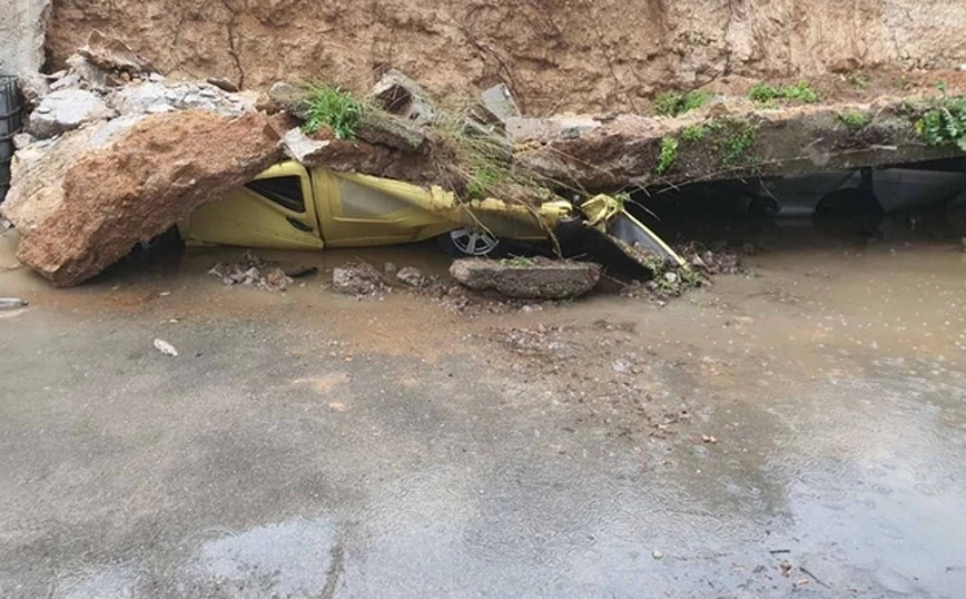 Κακοκαιρία “Διομήδης” – Ρόδος: Τεράστιος τοίχος συνέθλιψε αυτοκίνητα