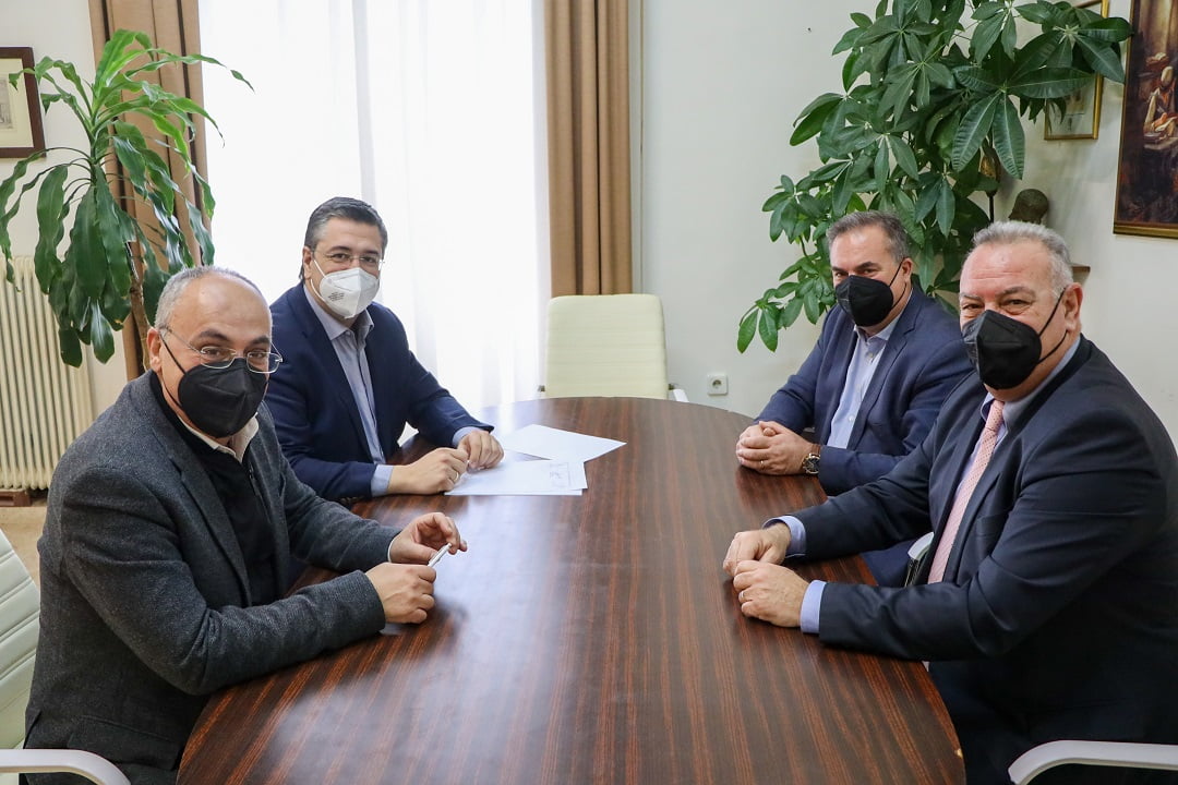 Προγραμματική σύμβαση για την αντιπλημμυρική θωράκιση της παραλιακής ζώνης του Δήμου Νέας Προποντίδας υπέγραψαν ο Περιφερειάρχης Α. Τζιτζικώστας και ο Δήμαρχος Εμ. Καρράς