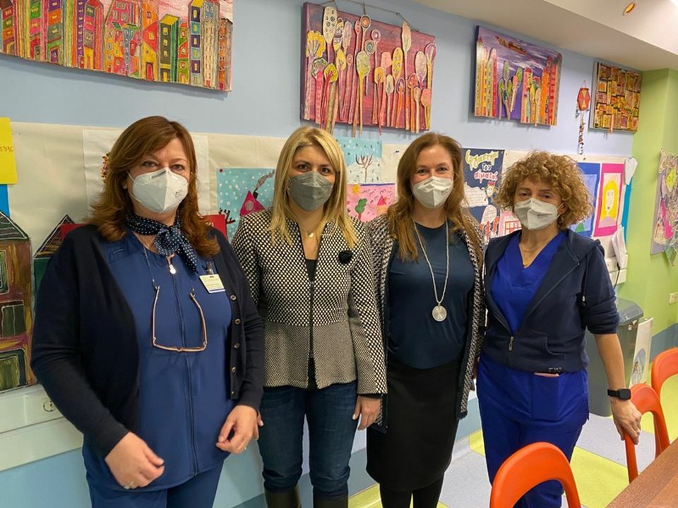 Επίσκεψη Δερμεντζοπούλου στα παιδιά που νοσηλεύονται στο Παιδοογκολογικό του Ιπποκράτειου