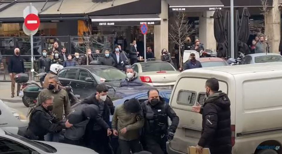 Αποδοκιμασίες, «να σαπίσετε στη φυλακή, παλιοτόμαρα» κατά την προσαγωγή των συλληφθέντων