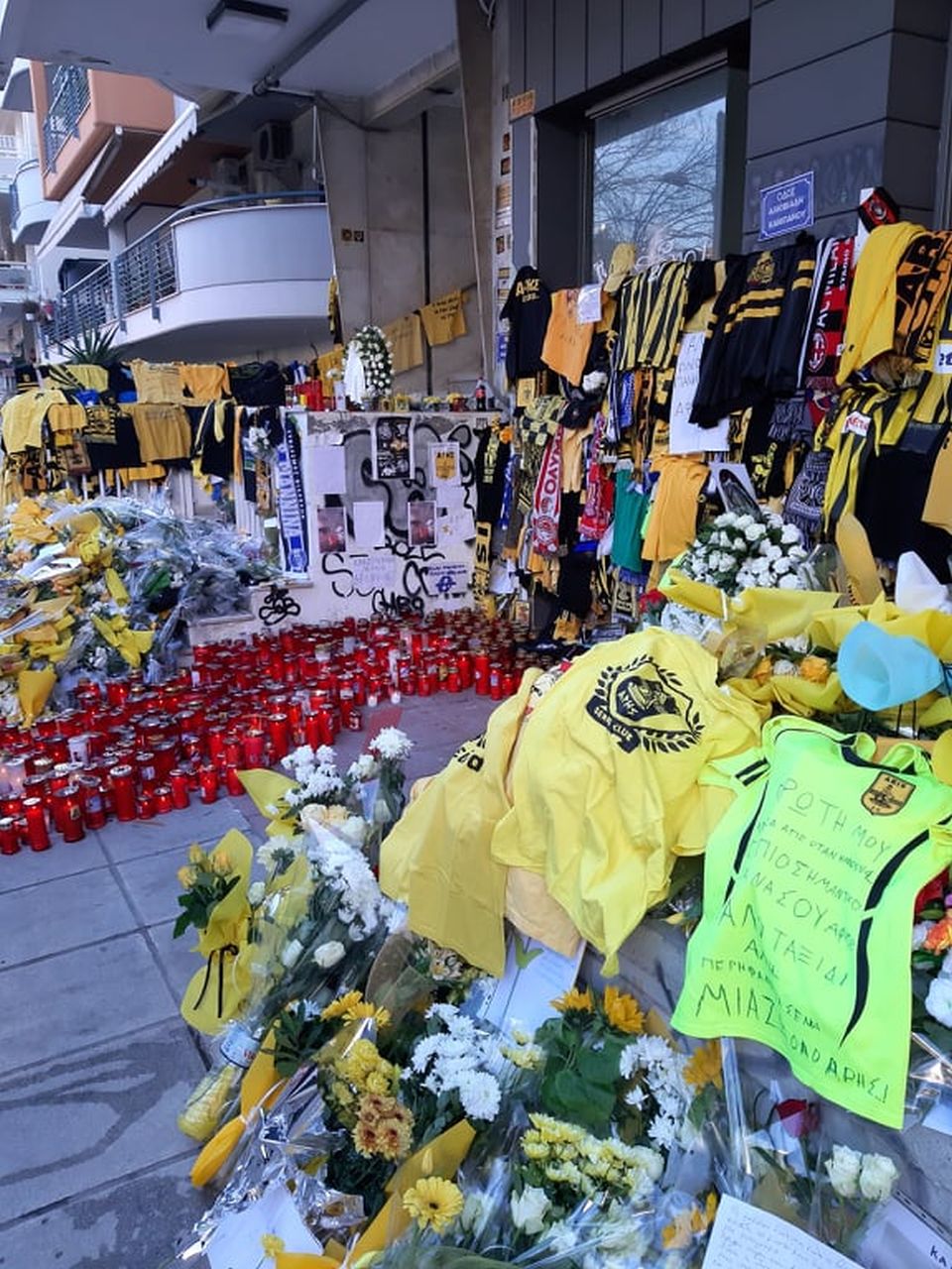 Κόσμος στον τόπο δολοφονίας του Άλκη πριν από τον αγώνα Άρης- Βόλος