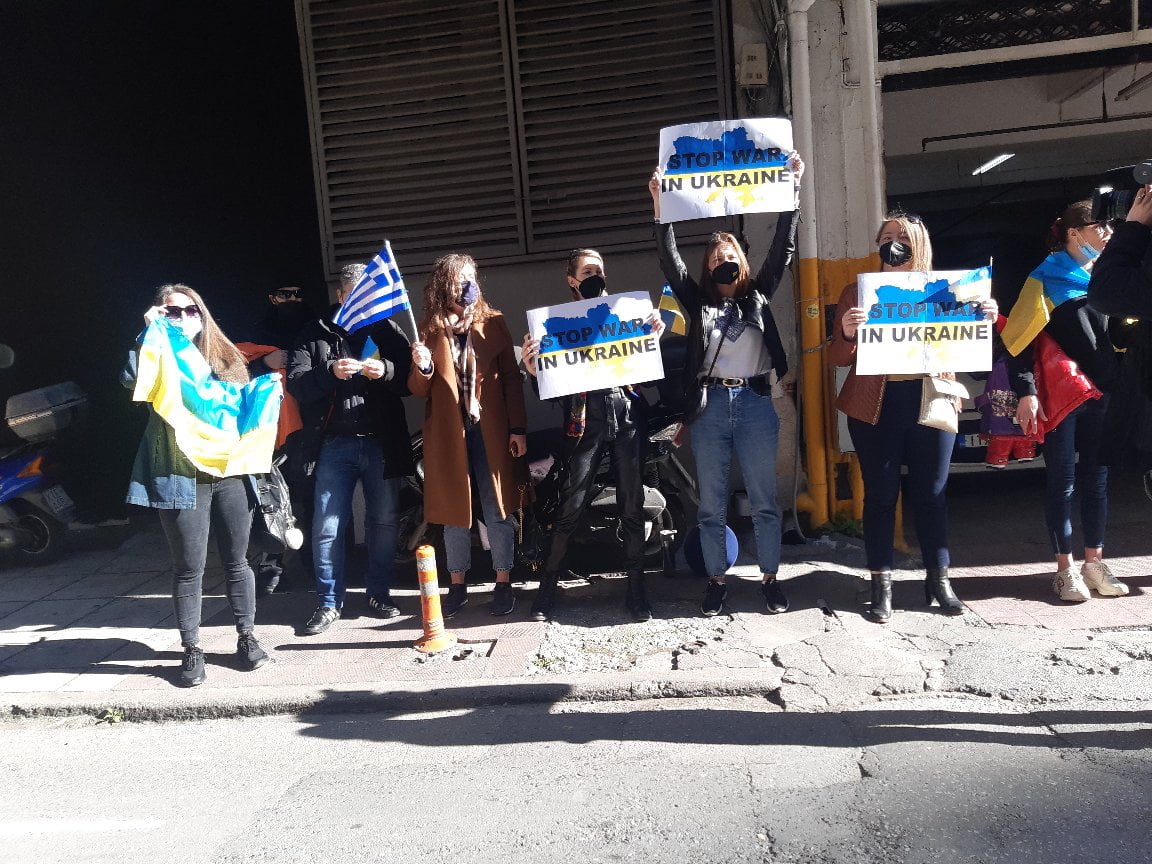 Θεσσαλονίκη: Διαμαρτυρία Ουκρανών πολιτών έξω από το ρωσικό προξενείο