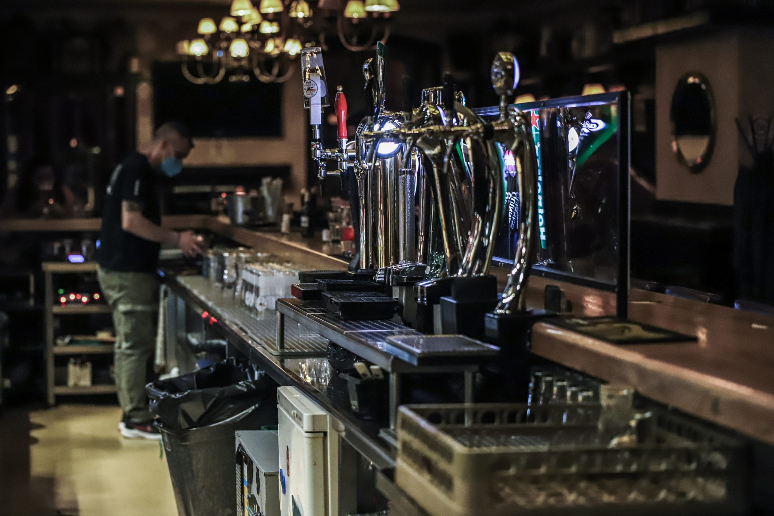 Άρση μέτρων: «Ανοίγει» η διασκέδαση, παραμένει η μάσκα – Συνεδριάζει η επιτροπή