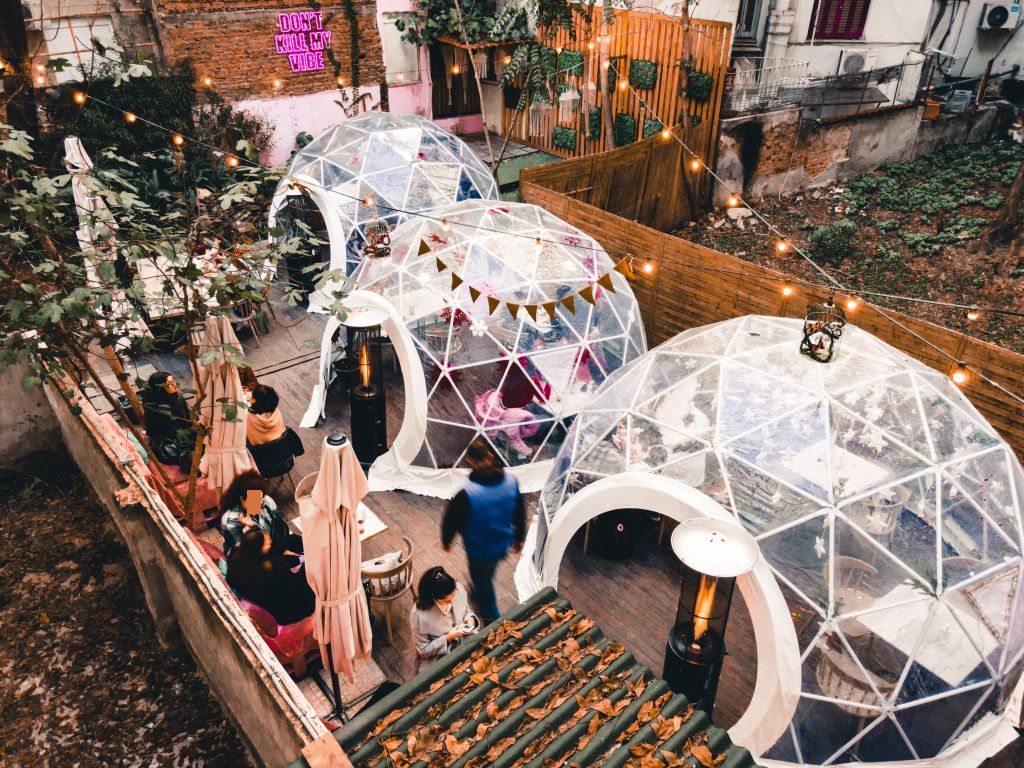 Brunch και καφέ σε … igloo στη Θεσσαλονίκη – Το μαγαζί που έφερε τη νέα τάση στην πόλη