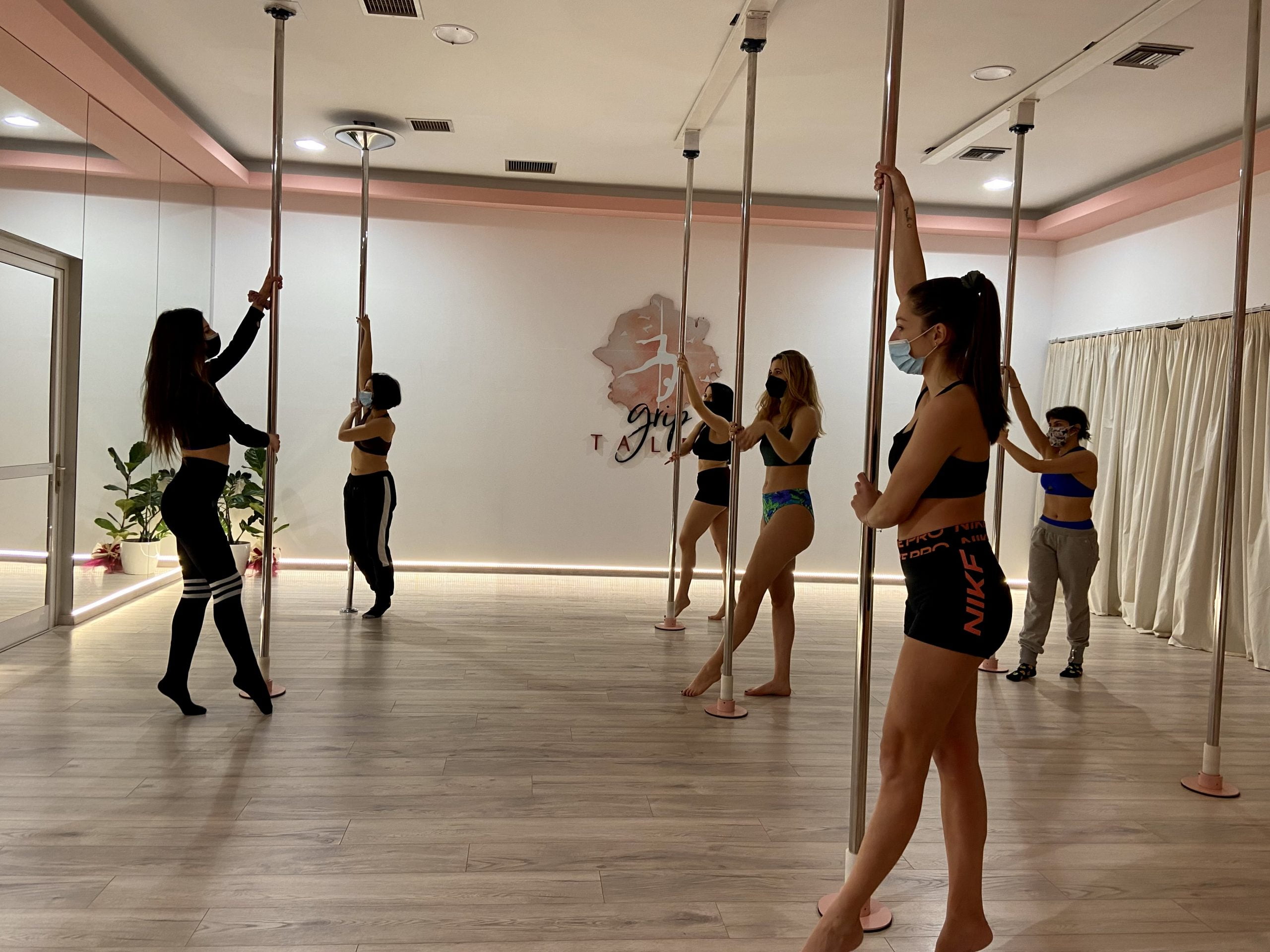 Pole dancing: Η Μαρία Σαββίδου μας μυεί στα μυστικά του θεαματικού σπορ