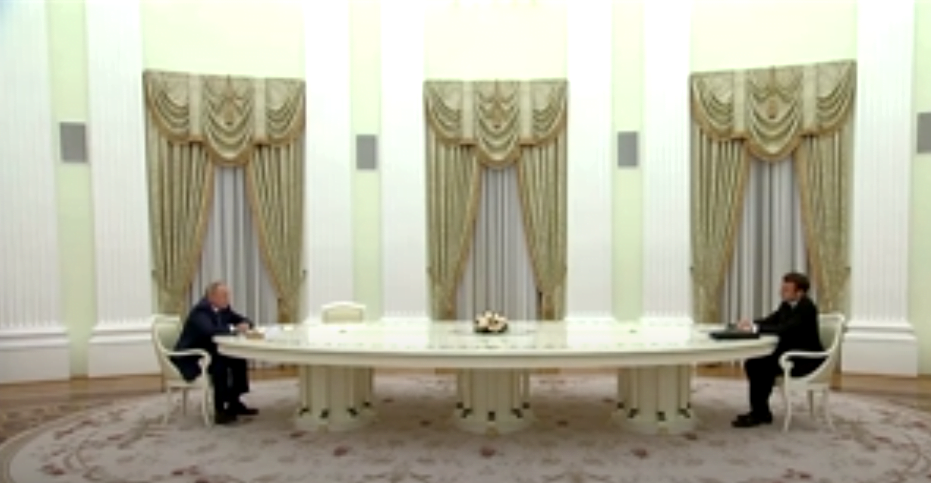 Ο Μακρόν αρνήθηκε να υποβληθεί σε ρωσικό τεστ για την COVID πριν συναντηθεί με τον Πούτιν από τον φόβο κλοπής DNA