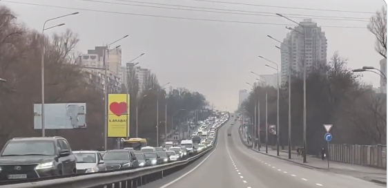 Ουκρανία: Τεράστιες ουρές στους δρόμους μετά την ρωσική εισβολή