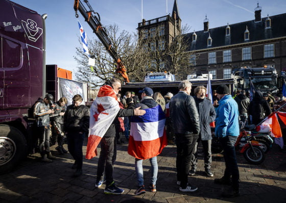 Ολλανδία: Ένα κομβόι κατά των περιορισμών για τον κορονοϊό έχει αποκλείσει το κέντρο της Χάγης