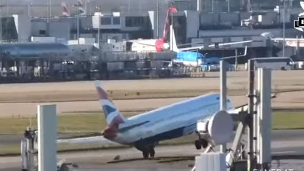 Προσγείωση-θρίλερ για αεροπλάνο στην Αγγλία- «Μάχη» του πιλότου για να μην αναποδογυρίσει