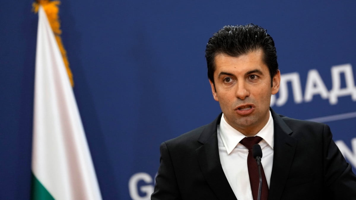 Βουλγαρία: Ο πρωθυπουργός καρατόμησε τον Υπουργό Άμυνας γιατί χαρακτήρισε «επιχείρηση» τον πόλεμο στην Ουκρανία