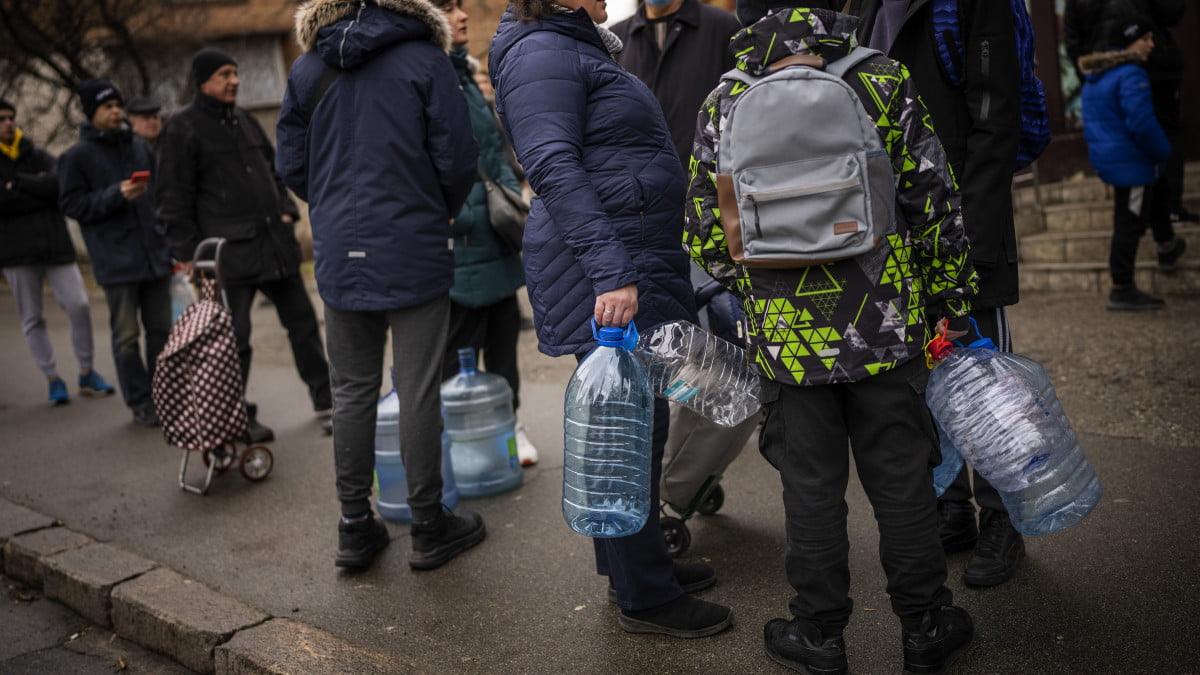 Εισβολή στην Ουκρανία: Κάτοικοι του Κιέβου τρέχουν να βρουν καταφύγιο σε σταθμούς του μετρό