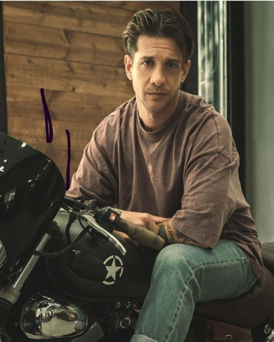 Ο Ηλίας Μπόγδανος έγραψε τραγούδι με αφορμή την υπόθεση βιασμού της 24χρονης στη Θεσσαλονίκη (Βίντεο)