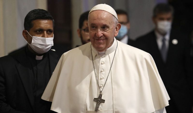 Ιταλία: “Δεν μπορώ να περπατήσω, πρέπει να υπακούσω στον γιατρό”, είπε ο πάπας Φραγκίσκος στους πιστούς