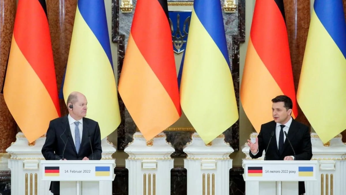 Ο Ζελένσκι χαιρετίζει τις ευρωπαϊκές κινήσεις για να αποσυνδεθεί η Ρωσία από το SWIFT