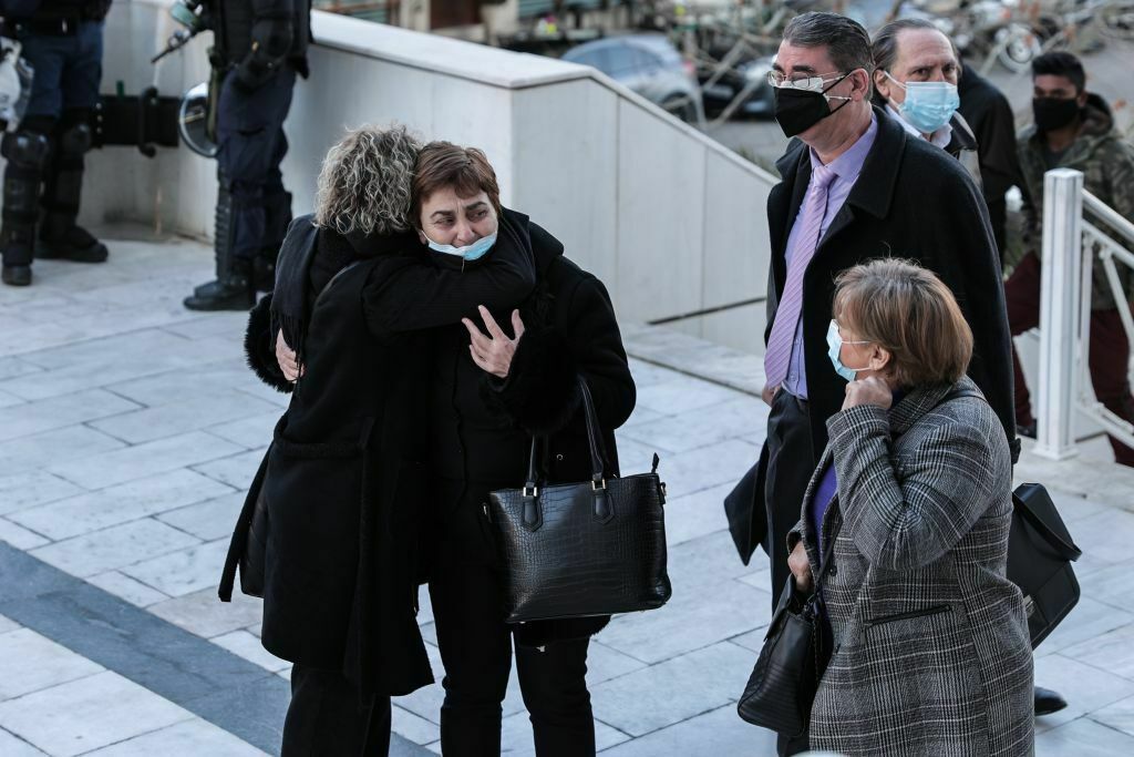 Ξέσπασε η μητέρα της Ελένης Τοπαλούδη: “Γουρούνια απάνθρωπα, θα σας κάψω” – Διακοπή της δίκης