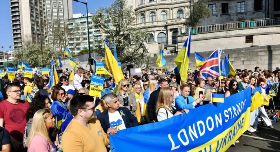 Χιλιάδες διαδηλωτές στους δρόμους του Λονδίνου για να στηρίξουν τους Ουκρανούς