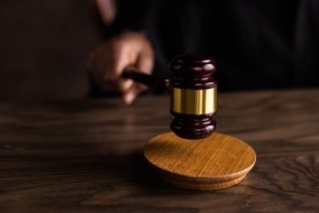 Διεκόπη η δίκη γνωστού πρώην ντράμερ για σεξουαλική παρενόχληση σε βάρος 6χρονης