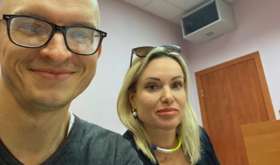Εμφανίστηκε στο δικαστήριο η δημοσιογράφος που σήκωσε αντιπολεμικό πλακάτ στη ρωσική τηλεόραση