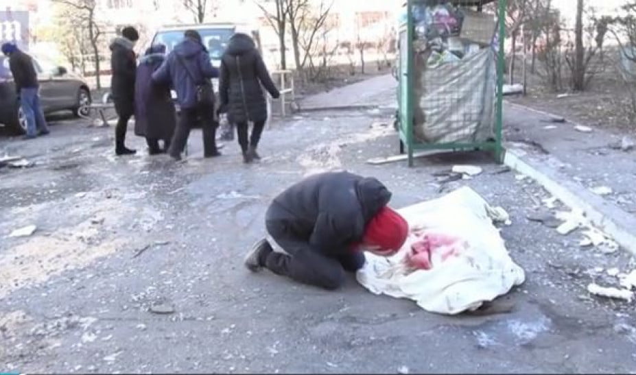 Άνδρας κλαίει πάνω από το άψυχο σώμα της μητέρας του στο Κίεβο