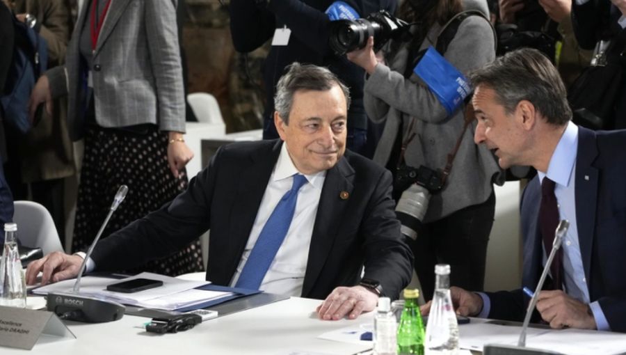 «Δεν θα επεκταθεί ο πόλεμος σε άλλες χώρες» δηλώνει από τις Βερσαλλίες ο Ντράγκι