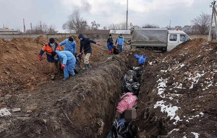 Η Μαριούπολη θάβει τους νεκρούς της σε ομαδικούς τάφους – Νέος βομβαρδισμός σημειώθηκε σήμερα το πρωί 