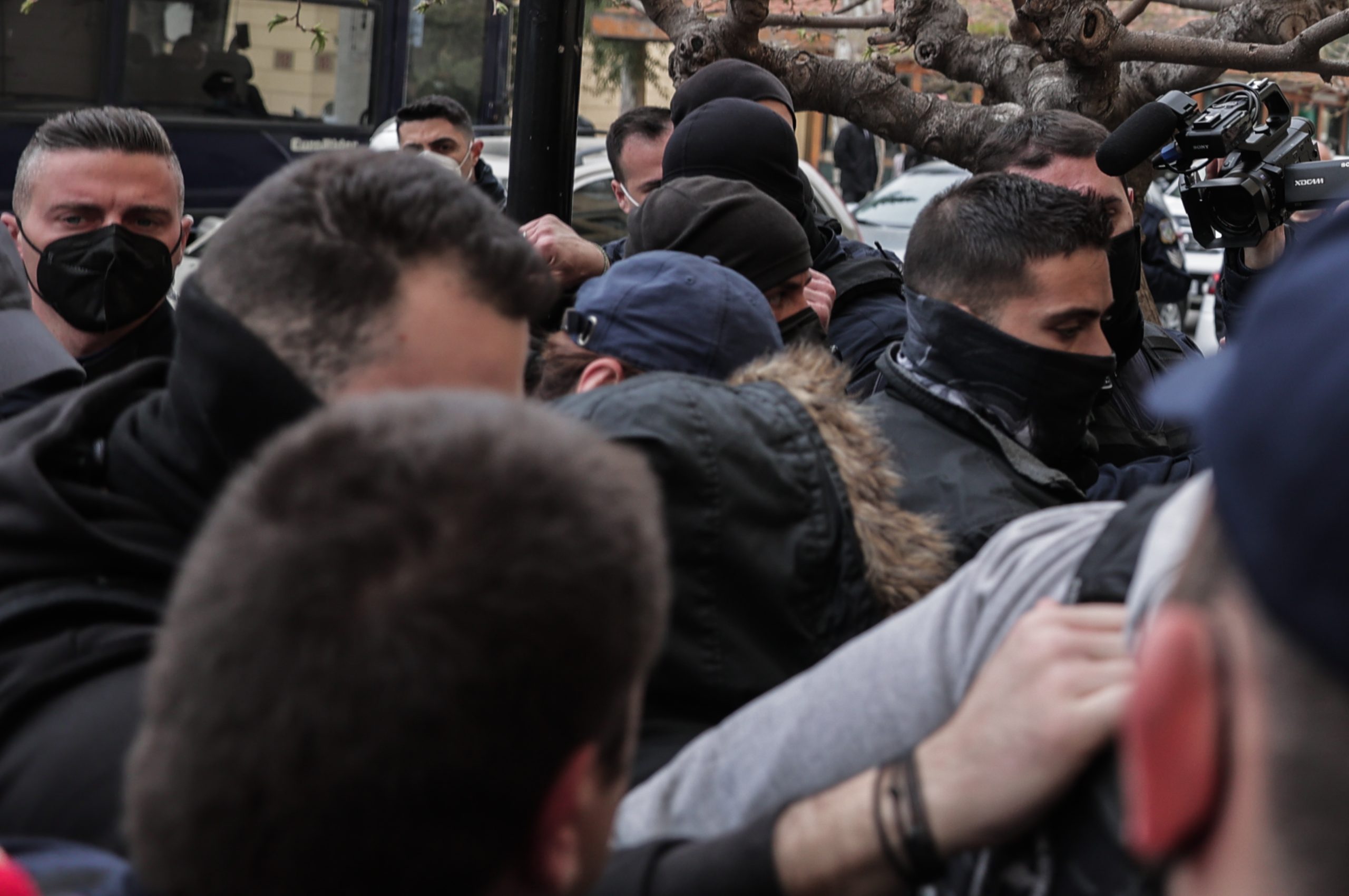 Οργή στα δικαστήρια για την Πισπιρίγκου: “Ο άντρας σου το ήξερε; Γιατί τα σκότωσες τα παιδιά;”