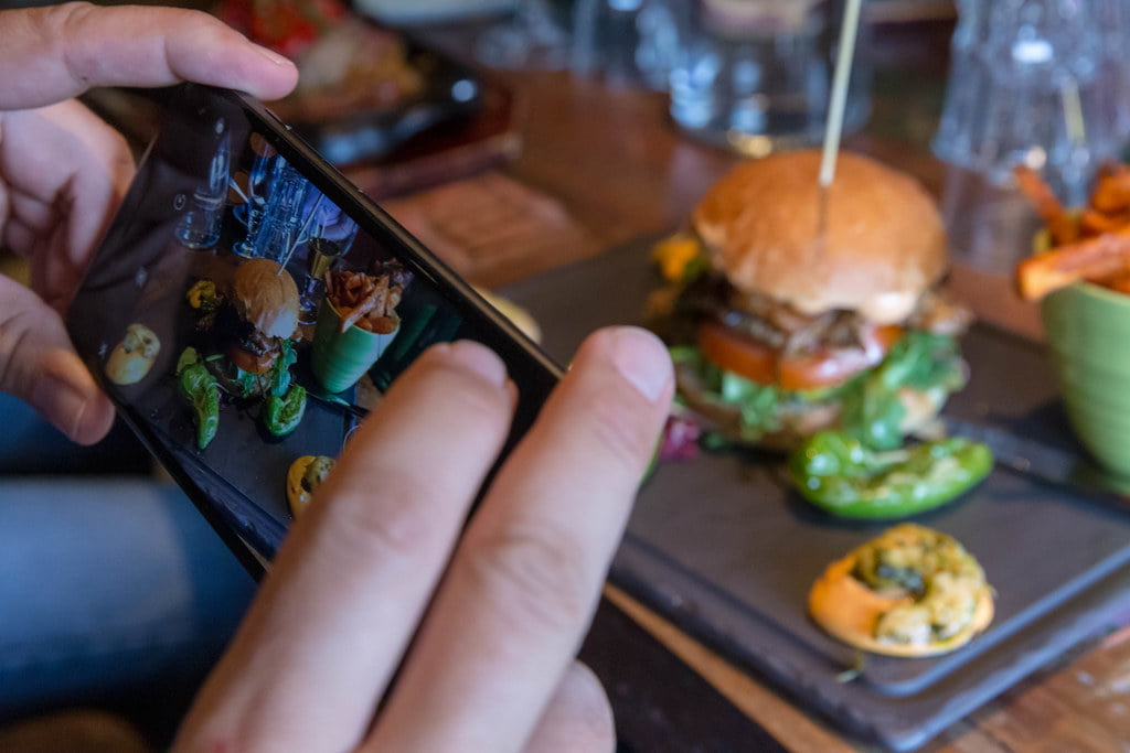 Πόσο επηρεάζει το Instagram αυτό που τρως;