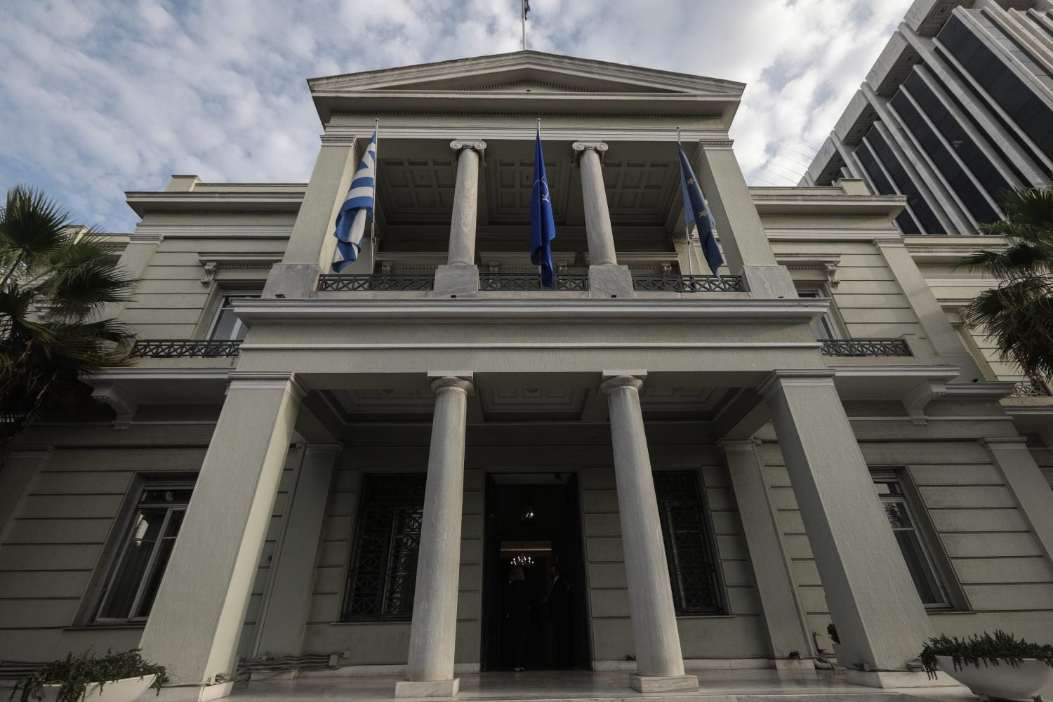 ΥΠΕΞ: Καταδικάζουμε σθεναρά την τρομοκρατική επίθεση στο Ισραήλ