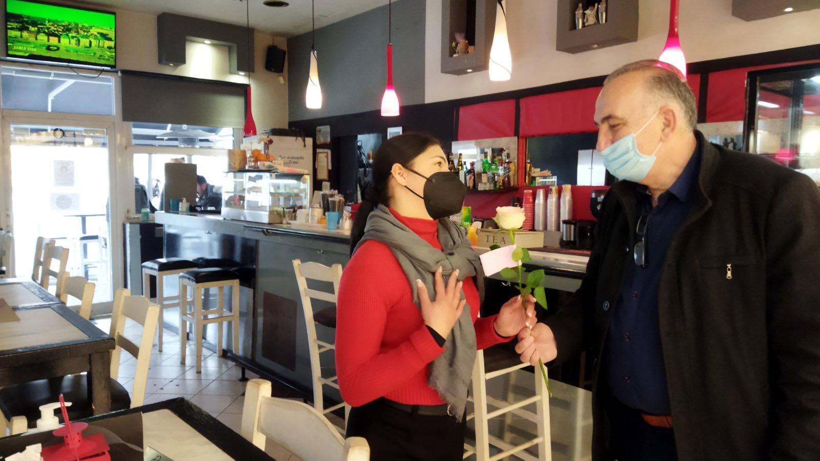 Η «ΑΝΑΤΡΟΠΗ» του δήμου Παύλου Μελά μοίρασε λουλούδια σε γυναίκες