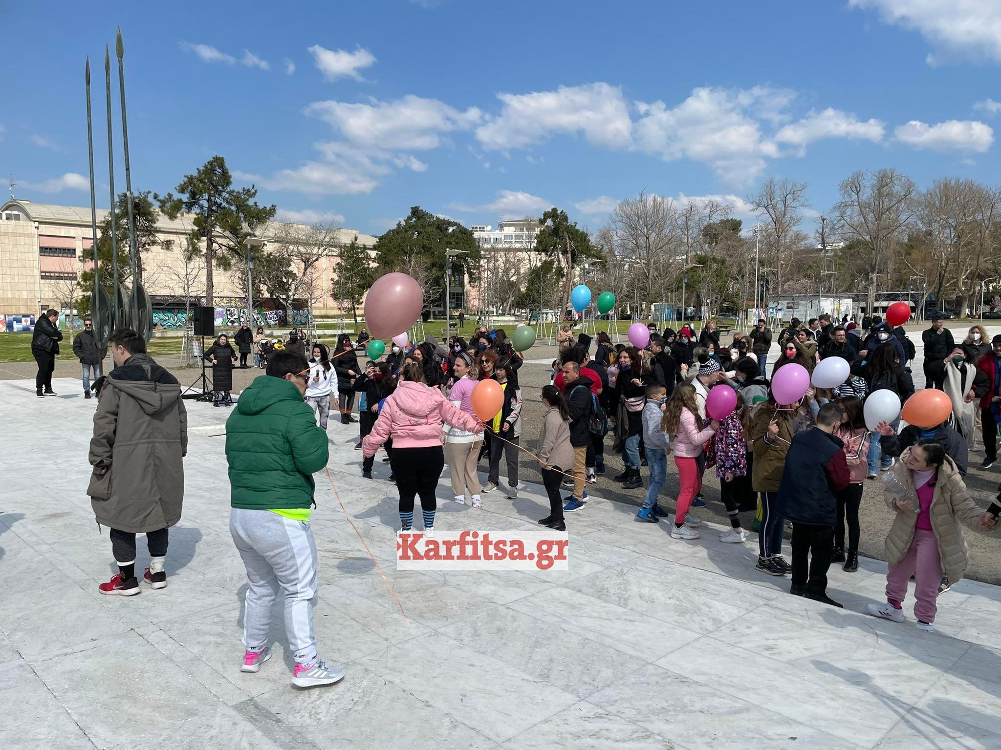 Χορός και χαμόγελα στην παραλία Θεσσαλονίκης με αφορμή την Παγκόσμια Ημέρα Συνδρόμου Down