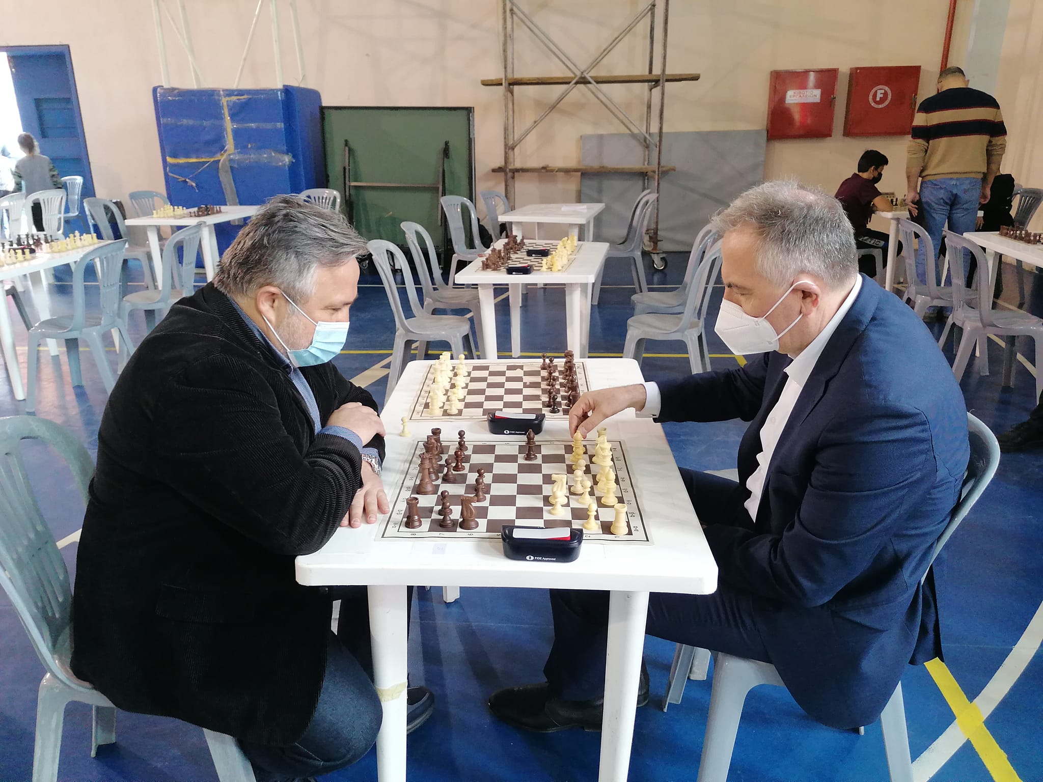 Μια παρτίδα σκάκι έπαιξαν Καλαφάτης και Μανδαλιανός