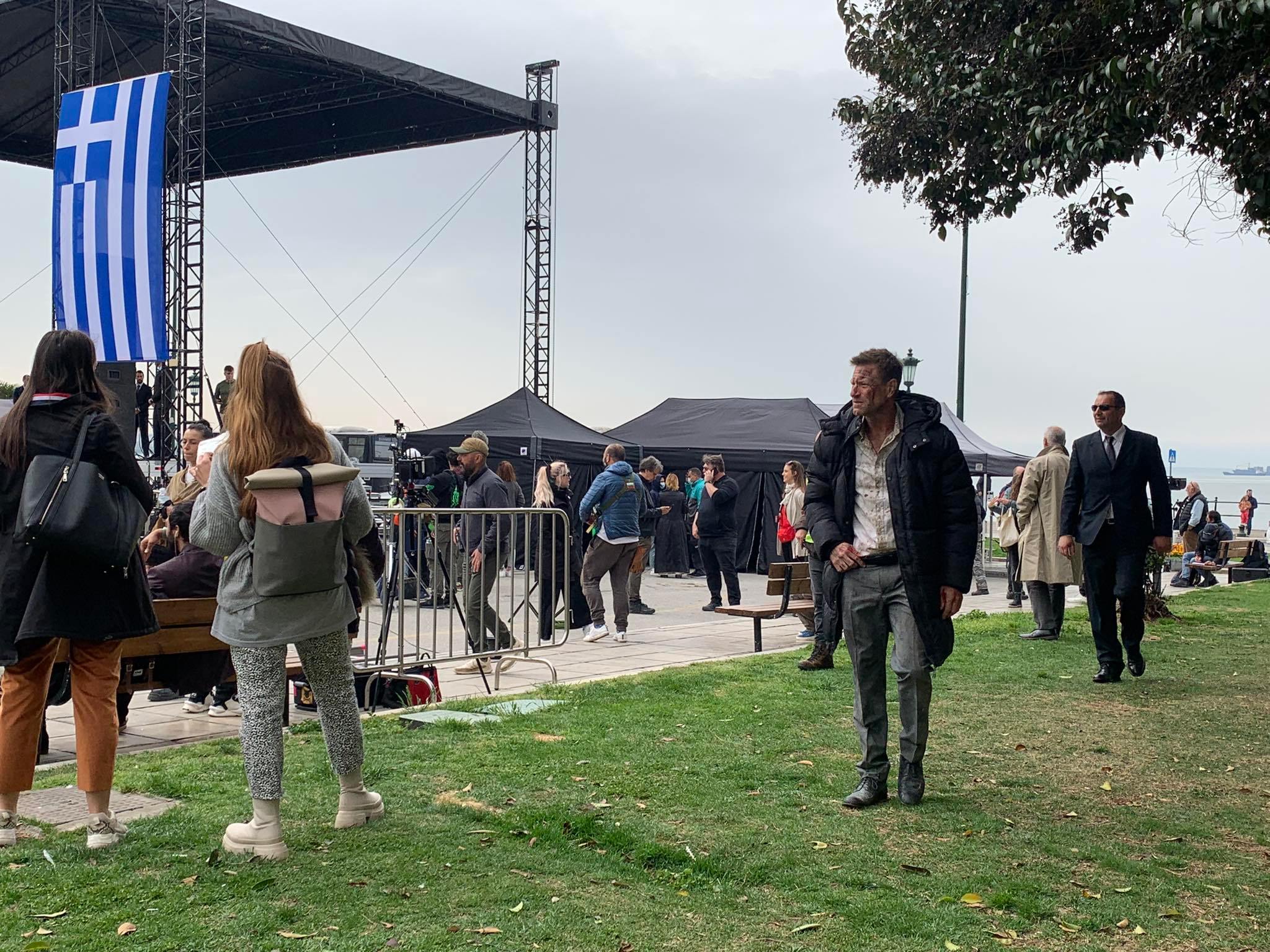 Χόλυγουντ η πλατεία Αριστοτέλους σήμερα για τα γυρίσματα του “The Bricklayer”