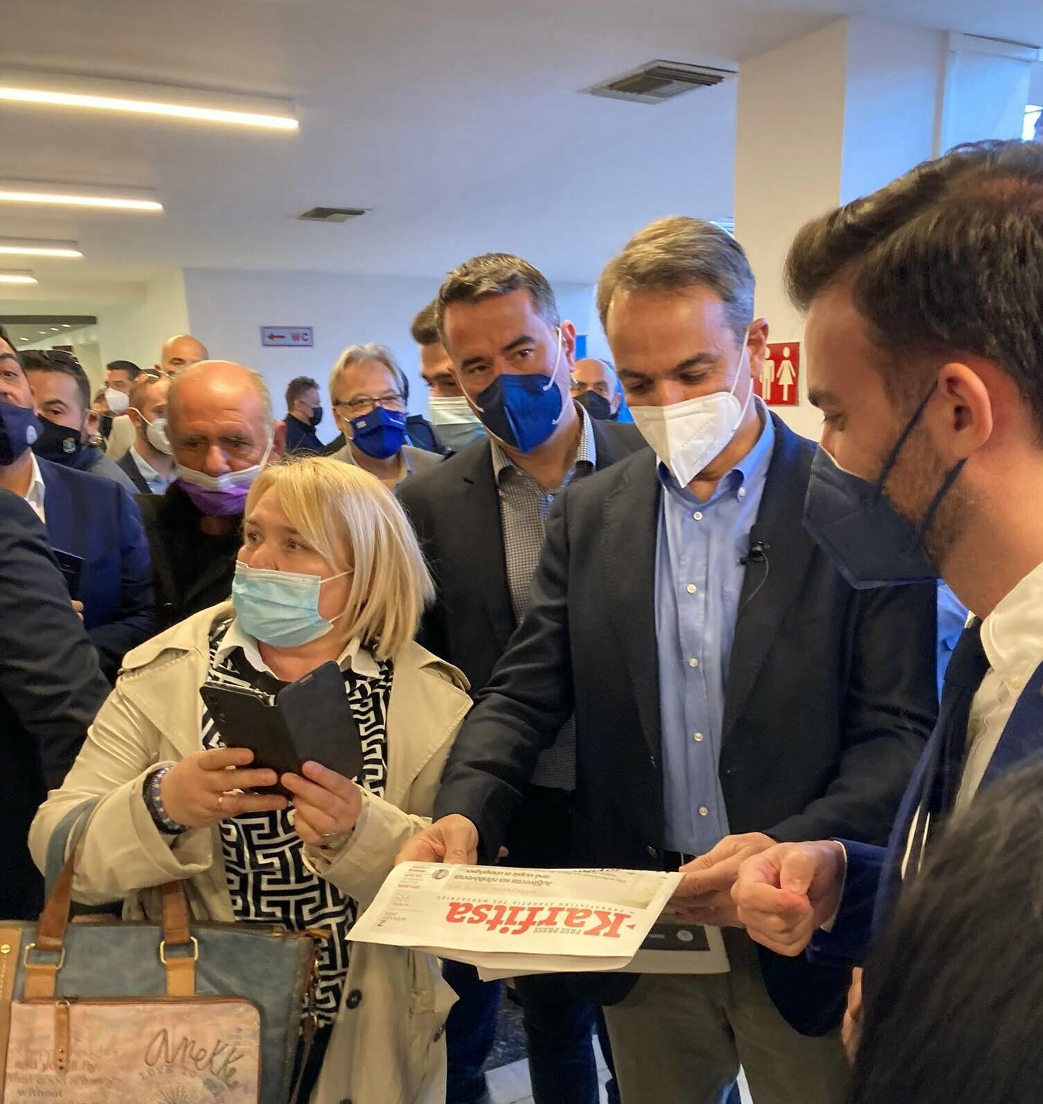 Τι απάντησε ο Πρωθυπουργός για το εξώφυλλο της Karfitsa