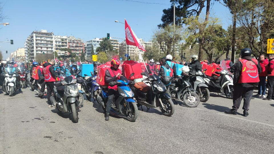 Μοτοπορεία στο κέντρο της Θεσσαλονίκης – Διανομείς διαμαρτύρονται για τις συνθήκες εργασίας τους