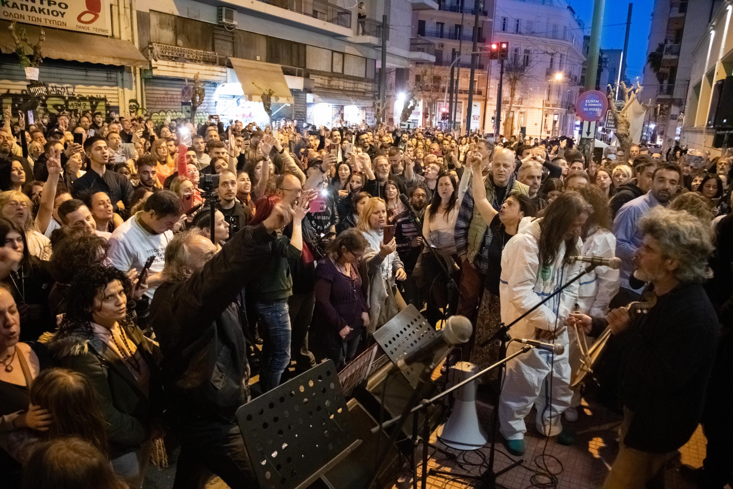 Πλήθος καλλιτεχνών στη συναυλία συμπαράστασης προς τους υγειονομικούς-απεργούς πείνας
