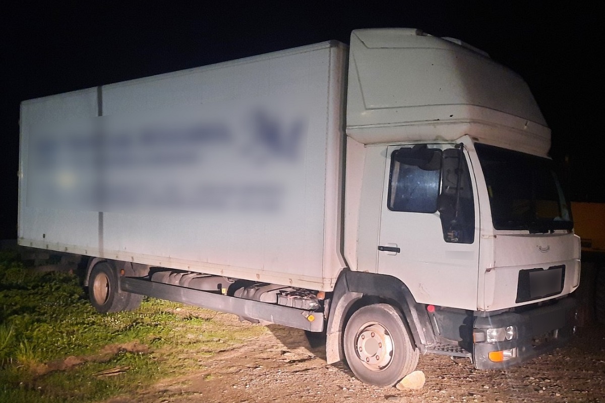 Συλλήψεις διακινητών σε Ροδόπη και Έβρο: Έκρυβαν επτά παράνομους μετανάστες σε κρύπτη καρότσας οχήματος (φωτο)