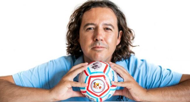 Ο Ηλίας Μάστορας χαρίζει μπάλες σε όλα τα τυφλά παιδία του κόσμου