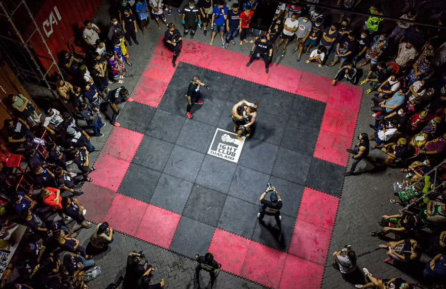 «Fight Club» στους δρόμους της Μπανγκόκ: Γροθιές, κλωτσιές και αίμα στους αυτοσχέδιους αγώνες που… ενέπνευσε ο Μπραντ Πιτ