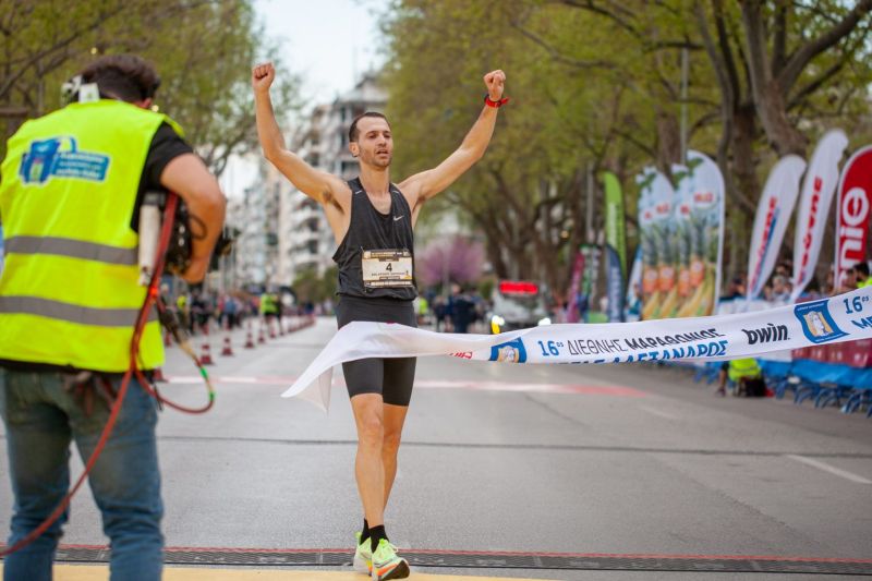 Ο Γιώργος Καλαπόδης νικητής στον 16ο διεθνή Μαραθώνιο δρόμο «Μέγας Αλέξανδρος»