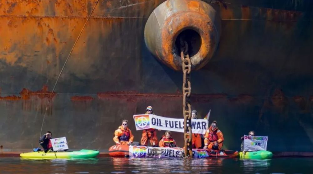 Νορβηγία: Ακτιβιστές αλυσοδέθηκαν σε ρωσικό τάνκερ, δεν το άφησαν να παραδώσει πετρέλαιο