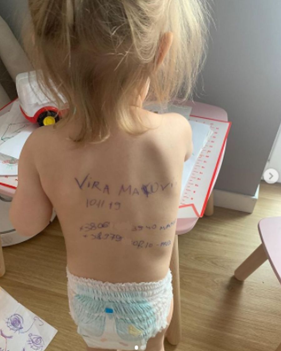 Πόλεμος στην Ουκρανία: Μητέρα έγραψε στοιχεία επικοινωνίας στα κορμί της 2χρονης κόρης της