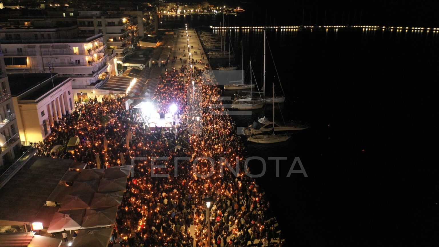 Εντυπωσιακές εικόνες από τη συνάντηση των Επιταφίων στην παραλία του Βόλου 