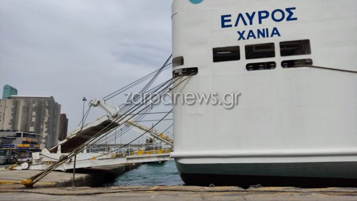 Χανιά: Πλοίο παρασύρθηκε στο λιμάνι από θυελλώδεις ανέμους (ΒΙΝΤΕΟ)