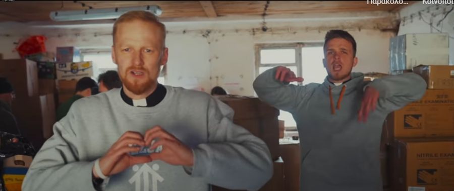 Κληρικοί ραπάρουν για να βοηθήσουν την Ουκρανία