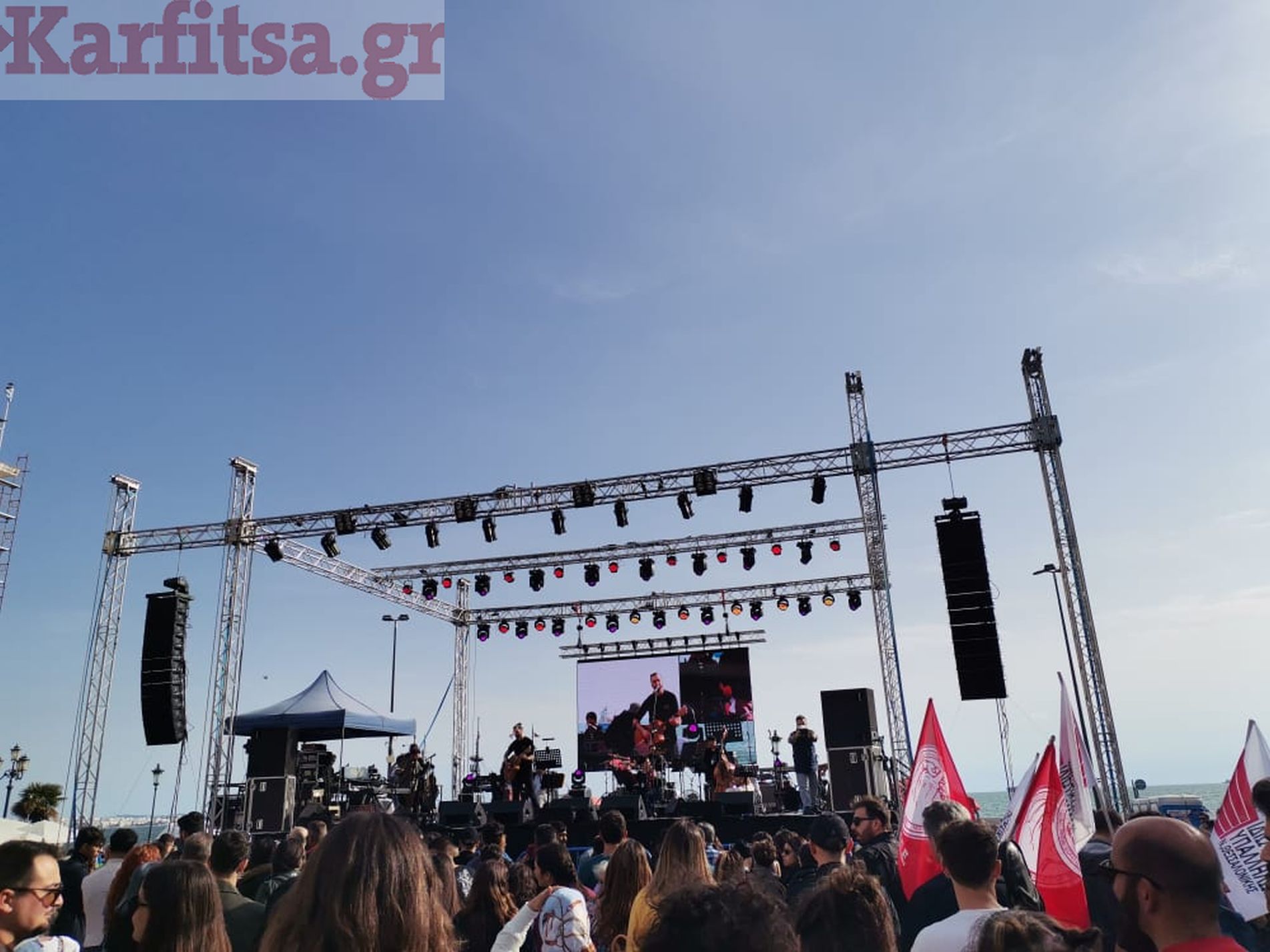 Πλατεία Αριστοτέλους: Αντιπολεμικά μηνύματα στην σημερινή συναυλία (video και ΦΩΤΟ)