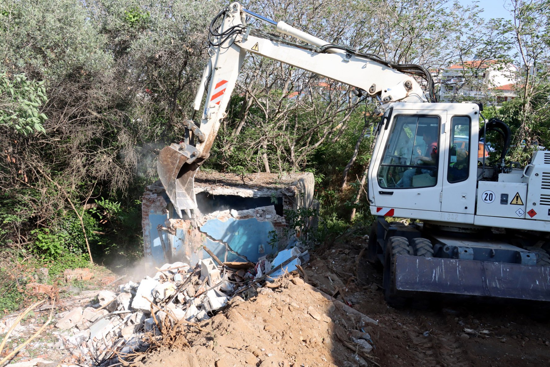 Συκιές: Κατεδάφιση αυθαιρέτου κτίσματος για τη διάνοιξη οδού  Αναστασιάδη