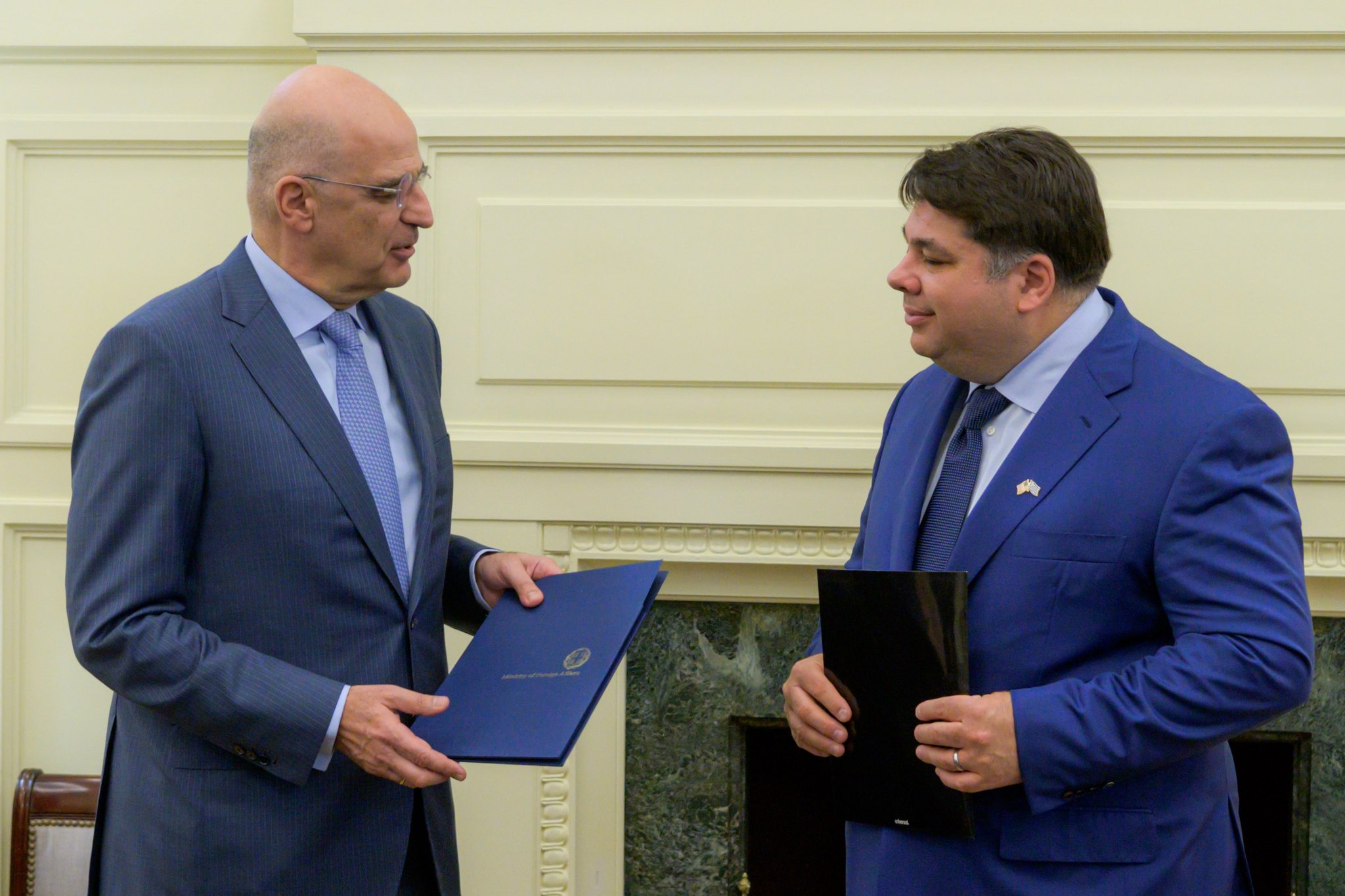 Συνάντηση Ν. Δένδια με τον Αμερικανό πρέσβη – Ανταλλαγή ρηματικών διακοινώσεων για τη MDCA