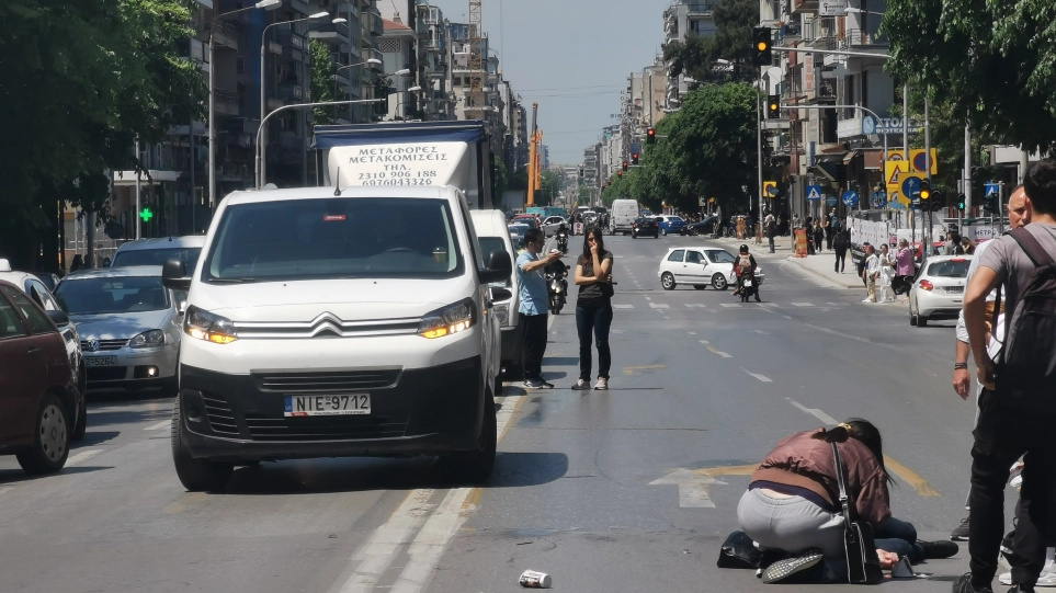 Θεσσαλονίκη: Μοτοσυκλέτα παρέσυρε γυναίκα στο κέντρο της πόλης