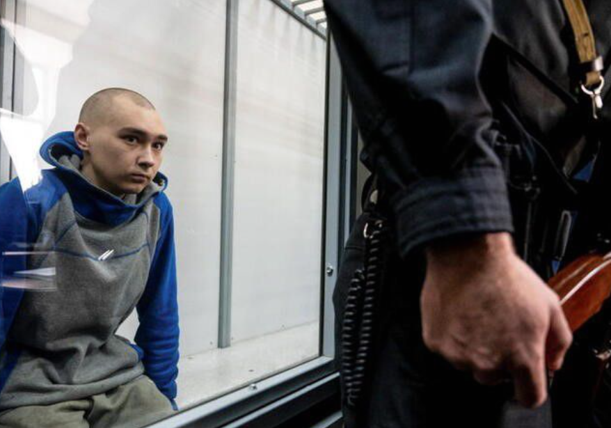 Ρώσος στρατιώτης ζητά συγχώρεση στη δίκη της Ουκρανίας για εγκλήματα πολέμου