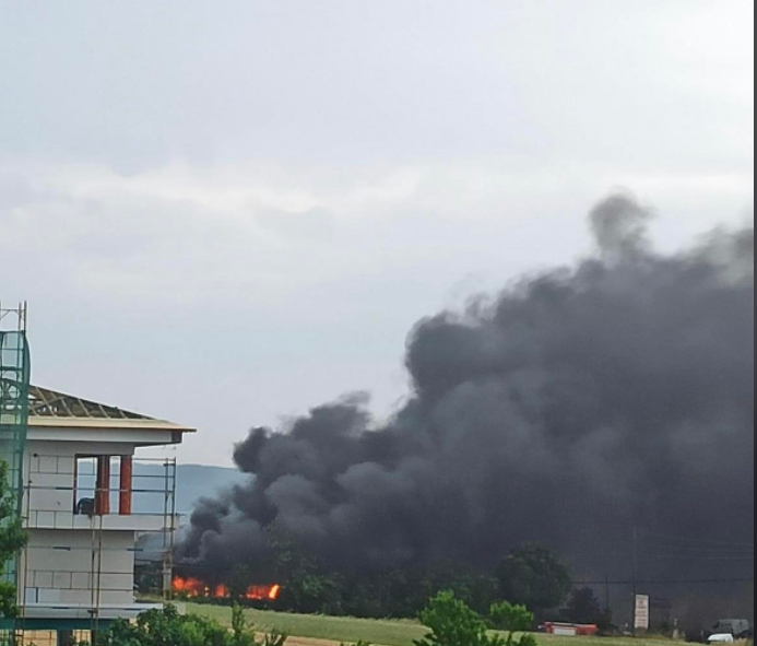 Θεσσαλονίκη: Μεγάλη φωτιά σε συνεργείο-φανοποιείο στη Θέρμη